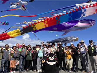 旗津風箏節登場！130隻風箏齊飛 陳其邁喊：不來會後悔