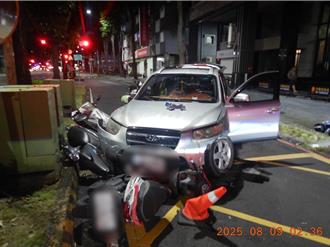 驚悚！高雄男逆向撞倒13輛機車 警車內搜出3種毒品