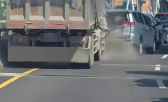 國道2甲驚魂！ 恐怖砂石車「緊貼狂蛇行」釀5車追撞