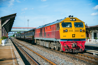 泰國火車脫軌「衝上月台」 驚險畫面曝！10人受傷送醫