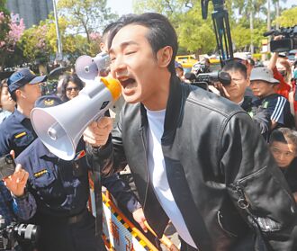 學者：綠默許側翼言行 對民主非好事