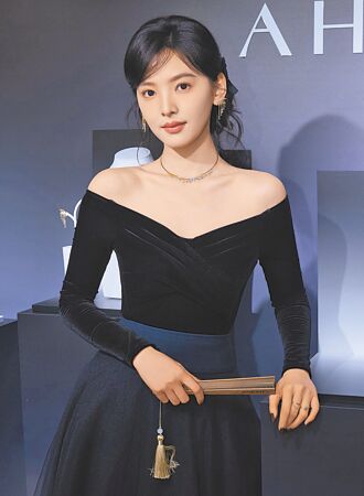 章若楠靠AHKAH衬雪白肌肤