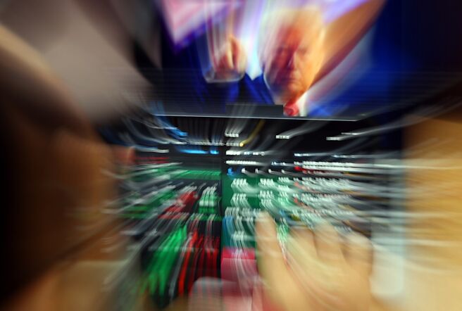 台股先面临20％对等关税震撼教育，随后再迎来至美国设厂可享半导体及晶片关税豁免的大利多，加权指数衝破24,000点大关，基本面、筹码面与技术面同步亮眼的「三面登顶股」将扮攻顶先锋。图／本报资料照片