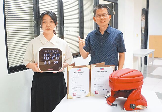 大叶大学设计系赖建源老师（右）指导工设系毕业生黄郁容（左）设计防灾产品获专利。图／大叶大学提供