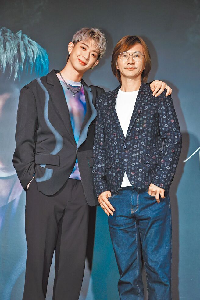 林隆璇（右）與兒子林亭翰攜手開課，教導正念冥想。（資料照片）