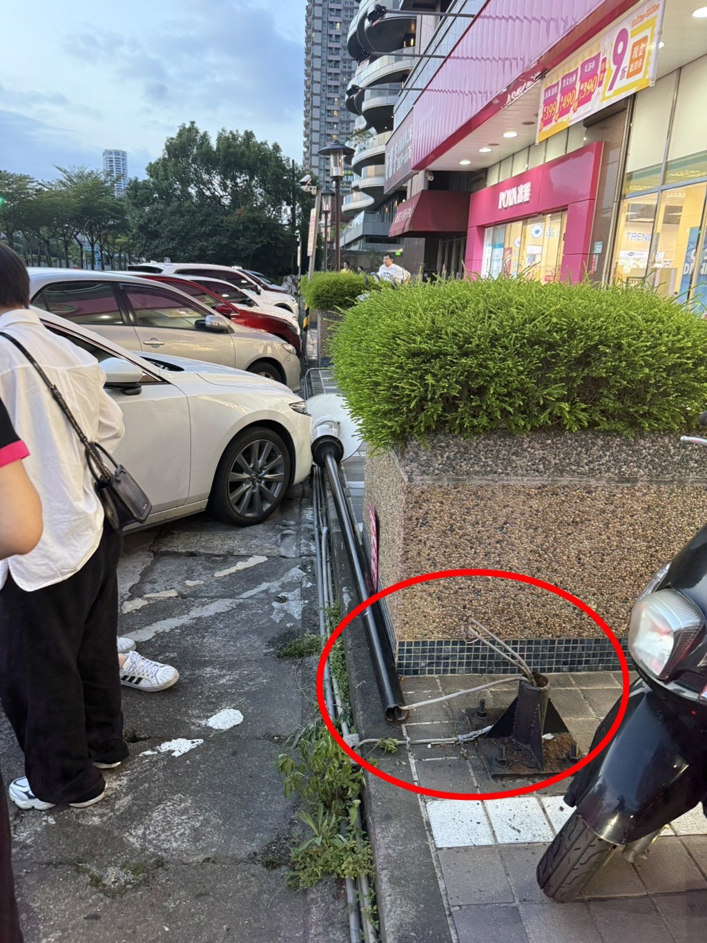 淡水中正東路二段上的社區一樓外人行道，造景路燈突然倒塌，一名男子行經遭砸傷送醫。（翻攝畫面）