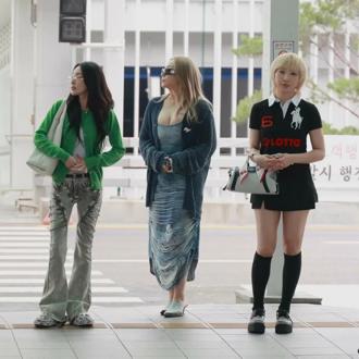 2NE1抵台！Dara背GUCCI大包掛滿玩偶超萌！ CL辣秀事業線全場暴動