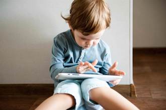 5歲童狂玩手機「黑眼珠消失」 醫：恢復可能性低