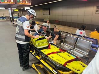 台鐵高雄車站驚傳落軌 醉男獲救手腳擦挫傷