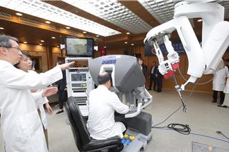 蔡衍明捐贈台大第1台「單孔機器人」手術告別多傷口