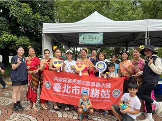 移民署小蛇現身潮泰節  潑水宣導嗨翻北市府