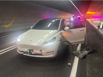 特斯拉行駛雪隧失控自撞 輪框噴飛險釀大禍