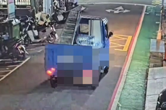 貨車司機無照上路遭攔查 情緒失控嗆警：你開槍打我啦