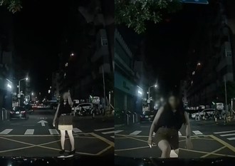 凌晨遇到攔路「虎霸母」 短裙女疑心情差竟攔車出腳踹