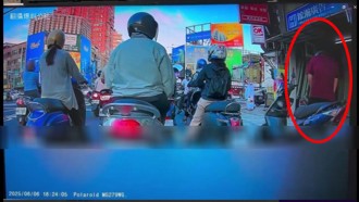 超狂！台南騎士等紅燈竟下車「尿尿」 大膽行為如無人境界