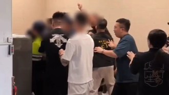 影》17歲打鏢少女搭車慘死！家屬圍毆違規駕駛：跪下