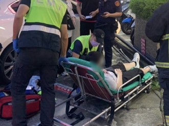 社區人行道路燈突倒塌！ 淡水男遭砸傷送醫