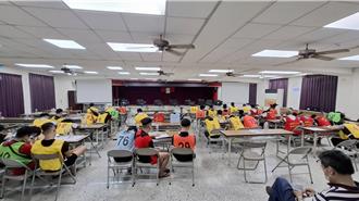 独家》台南警深夜突袭越南夜店　警破毒窟逾百名外籍客塞爆警局