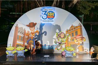 《玩具總動員》 限定燈飾點亮大稻埕 7公尺高巨型史迪奇祈願氣偶首登台