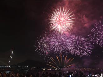 淡水仲夏繽紛樂煙火秀首場登場 近6萬人次擠爆河岸