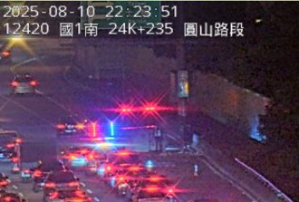 快訊》國1小貨車撞擊翻車　台北段南下車流塞爆