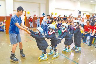 星兒溜直排輪進場 父母紅眼眶