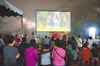 清境高山电影院 人潮爆棚