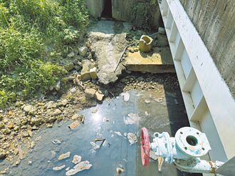 飄惡息、染紅農渠 高雄食品廠偷排廢水挨罰