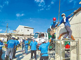 台南 希望義工團重返北門 為3災戶蓋屋頂