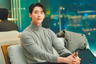 李锺硕摔倒也要吻 敬业十足