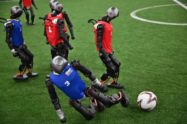 2025年世界人形机器人运动会将于14日～17日在北京国家速滑馆登场。作为全球首个为人形机器人组织的综合性竞技赛事，运动会目前已吸引海内外200多支队伍报名，包括来自14个国家和地区的19支队伍。(新华社)