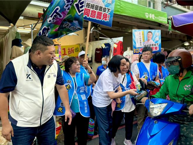 8月23日公投及7席蓝委罢免案逼近，南投县国民党立委游颢（左一）10日扫街拜票，与会助阵蓝委陈玉珍（左三）。（游颢办公室提供）