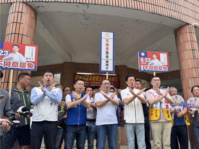 823罷免投票將至，新北市長侯友宜今（10）日赴新北市新店區和被提起罷免的立法委員羅明才合體到建國仁愛市場掃街，期待催出不同意罷免票。（柯毓庭攝）