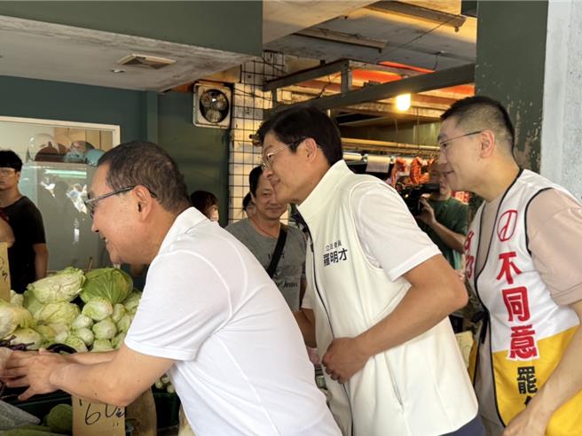 823罷免投票將至，新北市長侯友宜今（10）日赴新北市新店區和被提起罷免的立法委員羅明才合體到建國仁愛市場掃街，期待催出不同意罷免票。（柯毓庭攝）