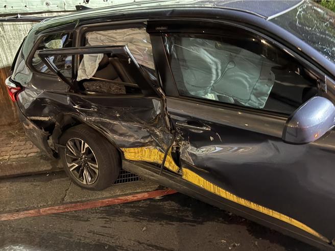 被撞的多元計程車後車門凹陷，坐在後座的朱女拋飛車外。（中和警分局提供）