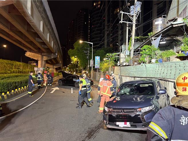 2車在中和環河西路與光環路口時發生碰撞。（中和警分局提供）