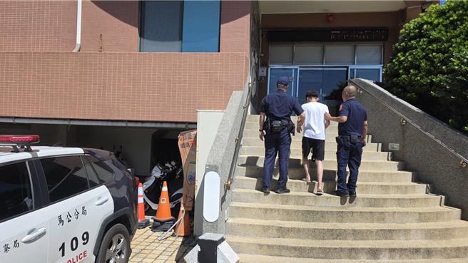 2025年8月10日澎湖县／澎湖10日上午马公市石泉里传出疑似枪响，经警方迅速查明，连络涉案的20岁男子到文澳派出所制作笔录。（警方提供／许逸民澎湖传真）