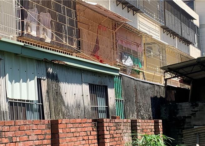 根据环境部统计，台南的建筑物使用高达10万吨石绵瓦，目前估计约有1万吨损坏需清运。（郭良杰摄）