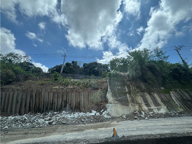 龙崎182线沿线有4处路段去年于凯米颱风中出现灾情，今年因豪雨冲刷，灾情再度扩大。(曹婷婷摄)