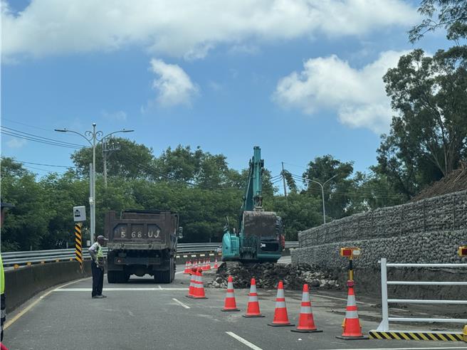 内门往龙崎的方向有4处崩塌灾情，工务局派员积极抢通。(曹婷婷摄)