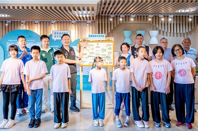 桃園北區客家會館日前舉辦「八德崖線生活廊帶展活動」，吸引眾多親子到場觀展，桃園市副市長蘇俊賓也前往參加，並與同學們共繪崖線印象創作。（桃園市政府提供）