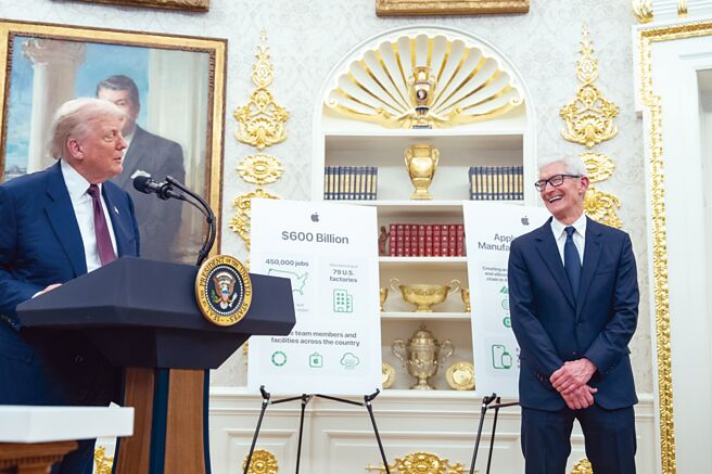 庫克承諾在美國進行龐大投資，讓蘋果免於關稅危機。圖／美聯社