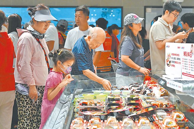 扩内需政策发力，7月分大陆消费者物价指数CPI环比3个月来首次上涨0.4％，同比持平，6月为上涨0.1％。图为北京超市。（中新社）