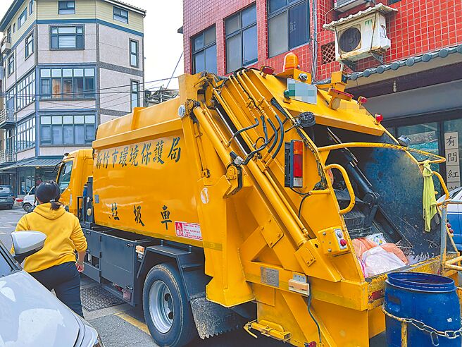 新竹市环保局推动清洁车GPS即时追踪系统与查询App，新竹市审计室报告揭露，定位时间与班表公告落差严重。（王惠慧摄）