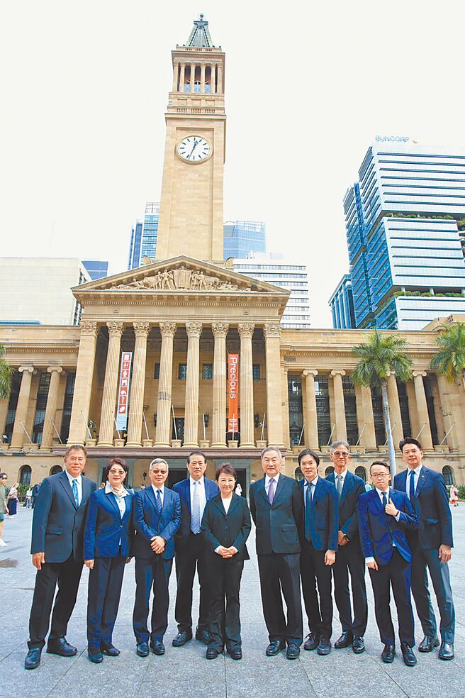 台中市长卢秀燕率团出访澳洲，市府访团在布里斯本市政厅前合影。（台中市政府提供／冯惠宜台中传真）