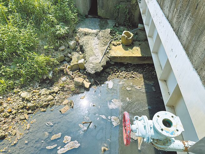 高雄大樹區靠近瓦厝街的河川近日散發惡臭，讓居民們抱怨連連，由於河川內有飄浮白色泡沫、不明沉澱物，居民懷疑是工廠偷排廢水，高市環保局、水利局獲報調查，發現是豆腐、豆皮工廠排廢水，各裁處3萬至300萬元罰鍰。（紀爰攝）