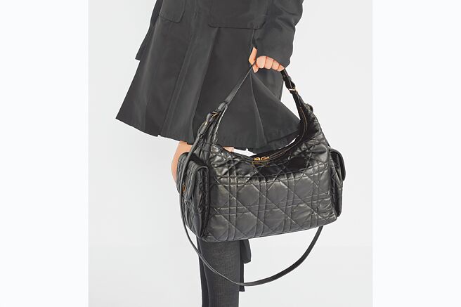 DIOR D-Dream黑色Cannage藤格纹中型包款，14万5000元。（DIOR提供）