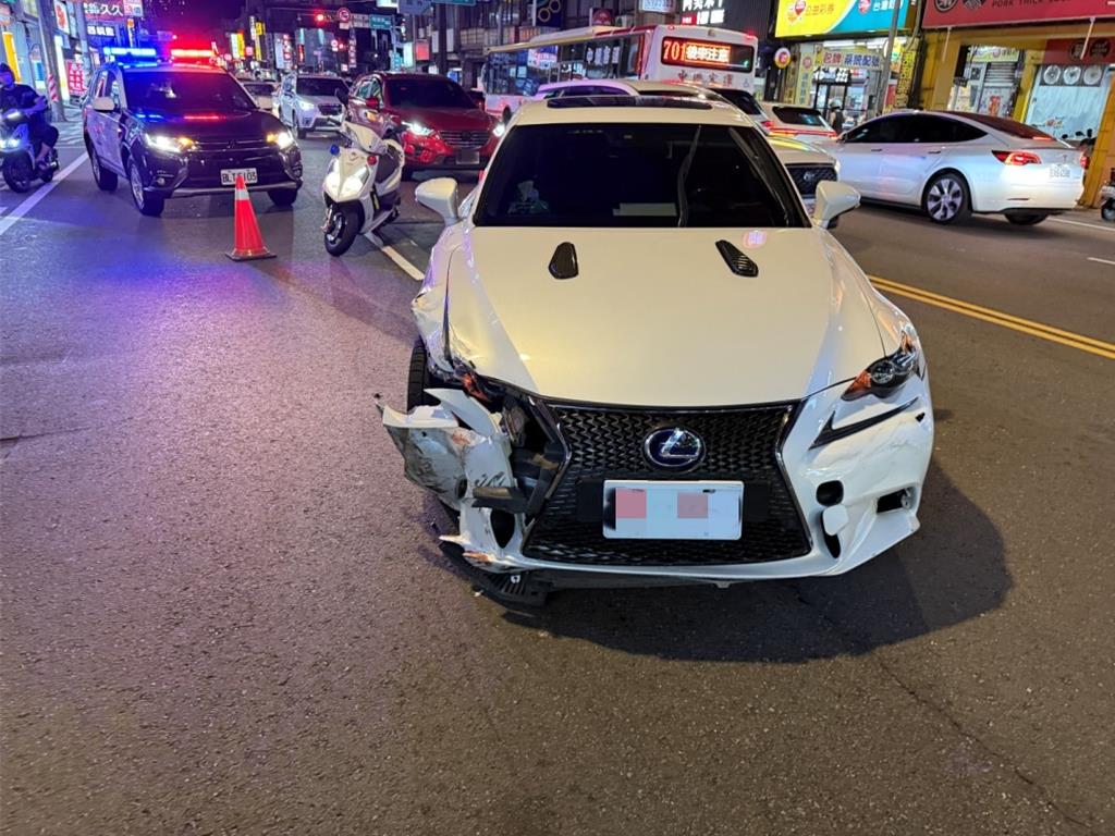 多元計程車司機身體不適，撞斷消防栓再撞路旁2車。(警方提供／呂筱蟬桃園傳真)