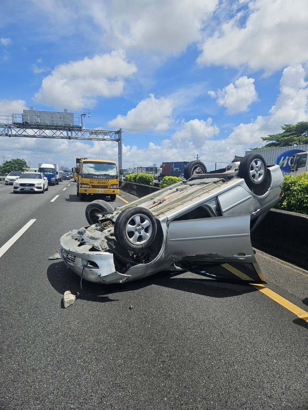 一名46歲林姓男子駕駛自小客車行經該路段時，疑似因操作不當，車輛突然失控猛撞內側護欄，整輛車當場翻覆。（圖警方提供／簡銘柱翻攝）