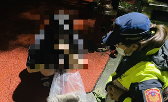 妙齡女雨夜全身濕蹲路邊爆哭 女警溫柔守護化悲傷